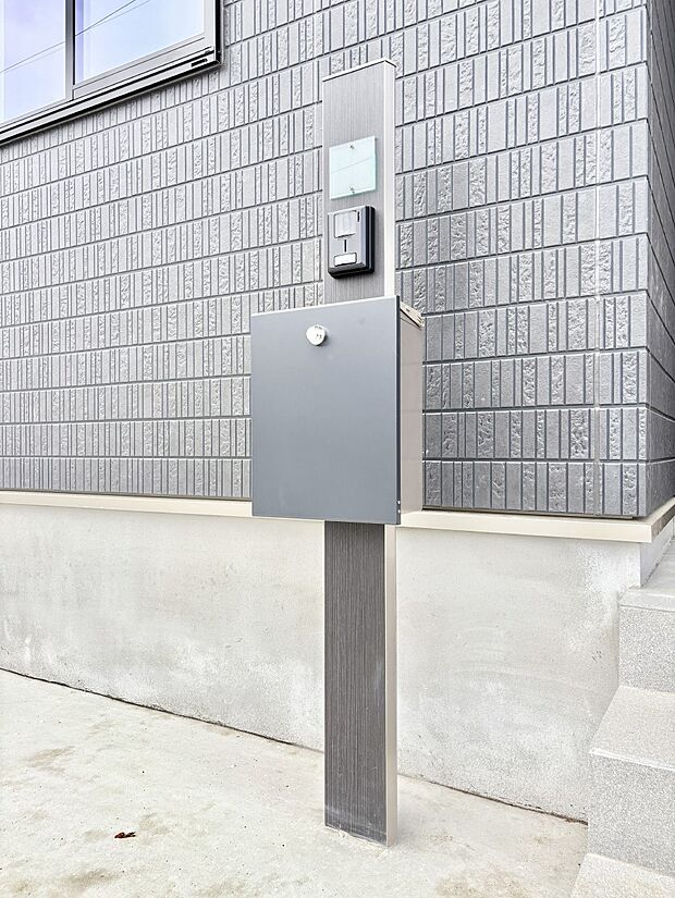 【その他現地】シンプルデザインのポスト。