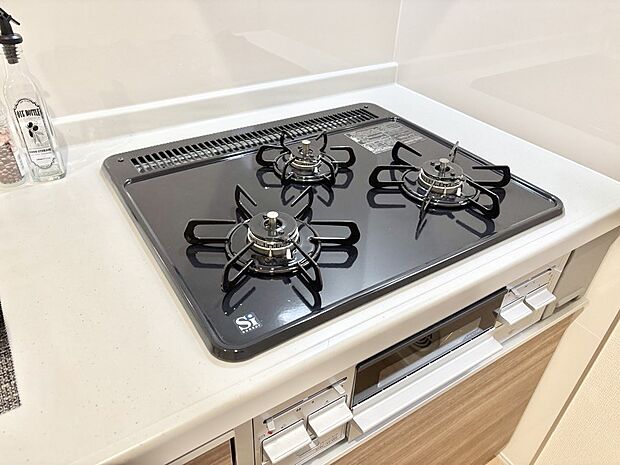 【その他設備(Ｓｉセンサーコンロ)】ガスコンロはＳｉセンサー搭載。火力調節や焦げ付き・消し忘れも防いでくれます。