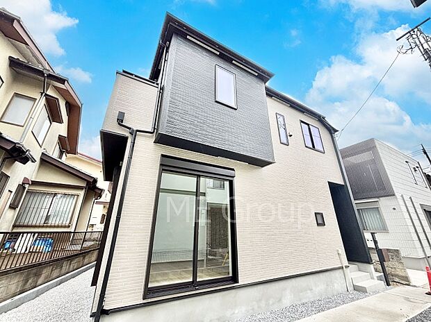 【現地外観写真】洗練された外観、上質な住空間が広がる室内は永く安心して過ごせる住居です。 