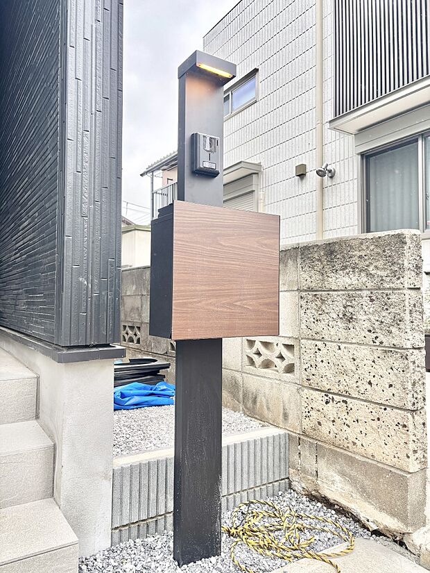 【その他現地】シンプルデザインのポスト。