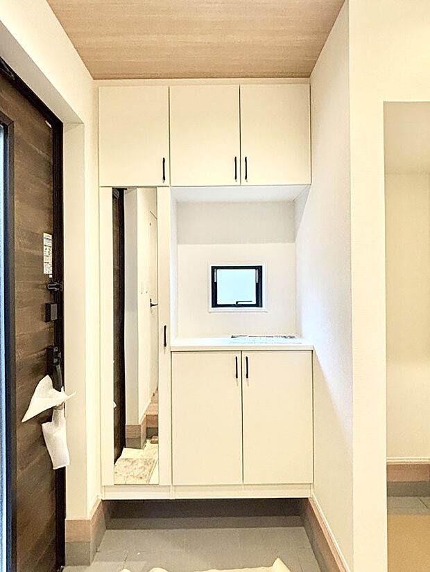 【その他設備(シューズボックス)】たっぷり収納できるシューズボックスで家族全員の靴も、玄関すっきり。  