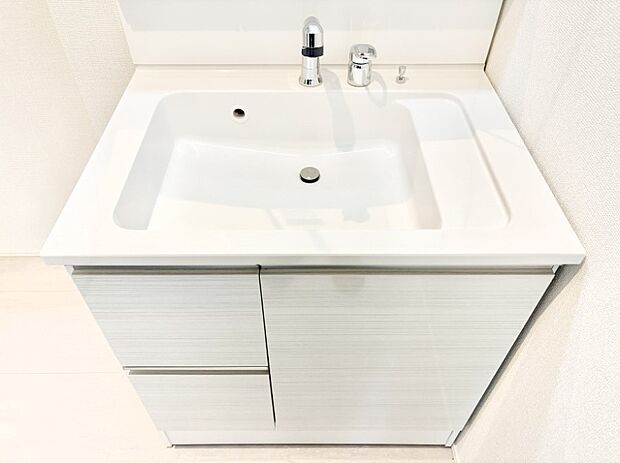 【その他設備(シャワー水栓洗面化粧台)】ハンドシャワー付き！使いやすい洗面台。