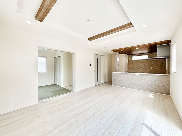 【リビングダイニング】隣接の和室を開放すればさらに広々空間に  