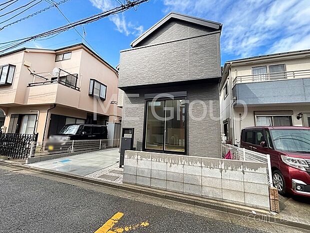 【現地外観写真】たっぷりの陽光と心地よい風が舞い込む住まい 