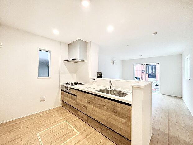 【ダイニングキッチン】料理をしながらでもご家族との会話を楽しめる対面キッチン