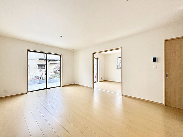 【ダイニング】家族の笑顔が自然と生まれてくる、そんな雰囲気のダイニングに仕上がっています。