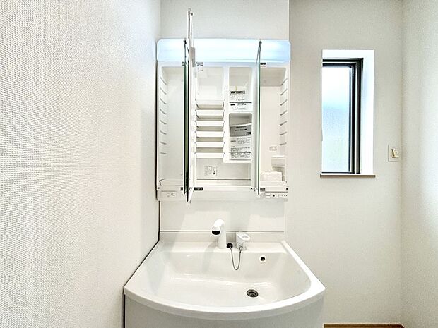 【その他設備(三面鏡裏収納)】三面鏡の裏に、化粧品や衛生用品などを収納可能。洗面台をすっきりと保ちます！