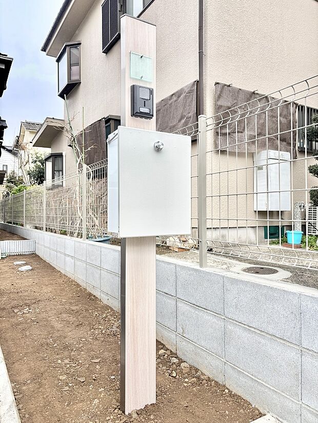 【その他現地】シンプルデザインのポスト。