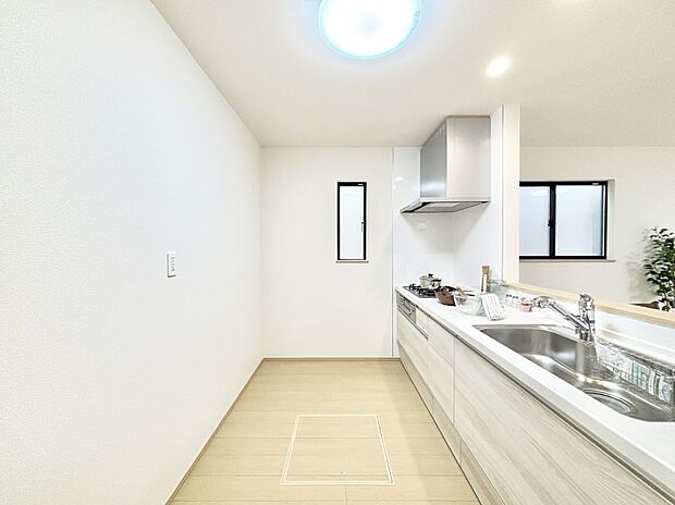 【ダイニングキッチン】爽やかな風が通り抜けるキッチン。窓があるので明るく換気にも役立ちます。