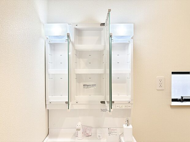 【その他設備(三面鏡裏収納)】三面鏡の裏に、化粧品や衛生用品などを収納可能。洗面台をすっきりと保ちます！