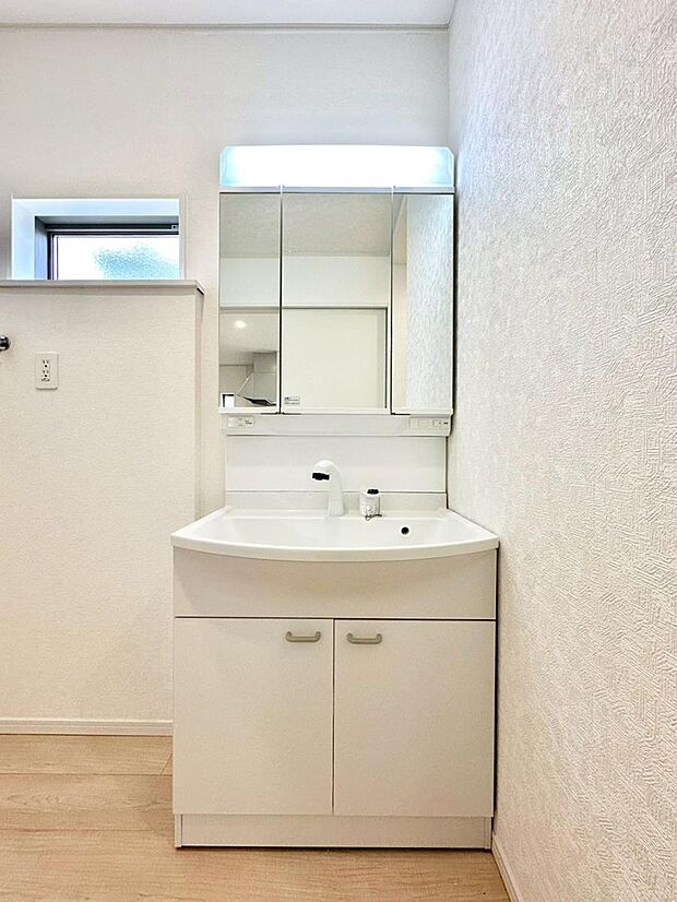 【洗面台・洗面所】大きく見やすい三面鏡で清潔感ある洗面台は、身だしなみチェックや肌のお手入れにおすすめです。