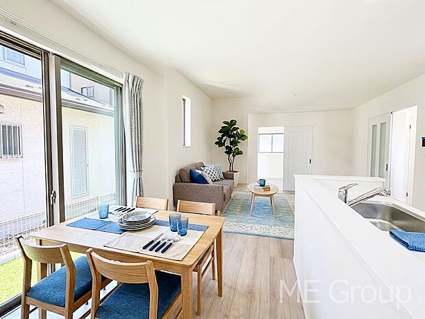 【リビング】ご家族の賑やかな話し声で包まれる明るいリビング  ※家具はCGです　