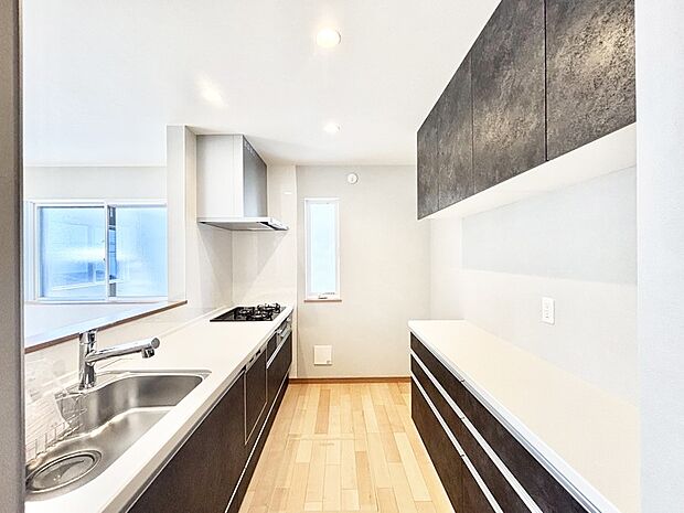 【キッチン】カップボードを設置した充実のキッチン。家族で一緒にお料理するのも楽しくなるキッチンです。