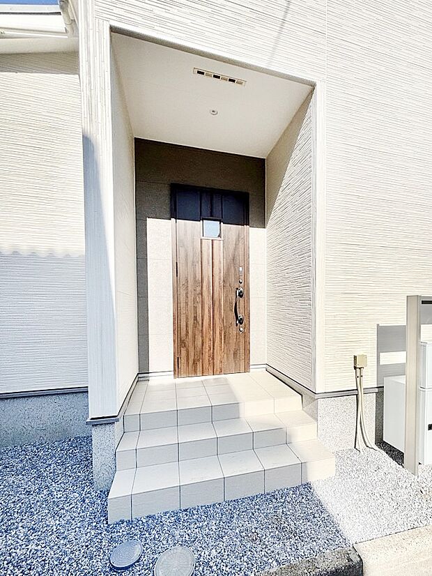 【玄関】玄関前は屋根付きで雨が降っていても濡れにくいです
