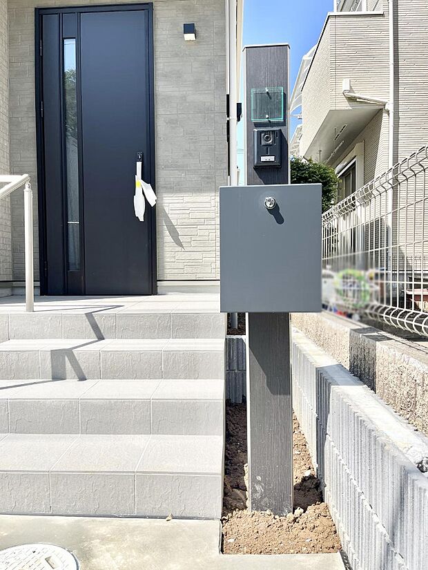 【その他現地】シンプルデザインのポスト。