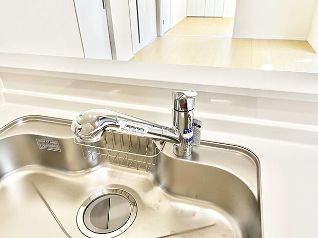 【その他設備(浄水器)】いつでも清潔なおいしいお水を。一つの水栓で水道水と浄水を使い分け。