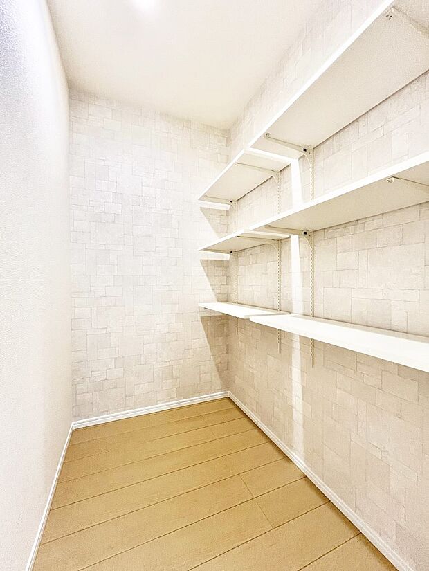 【その他設備(パントリー)】食材のストックはもちろん、日用品の収納など使い方はいろいろ！    