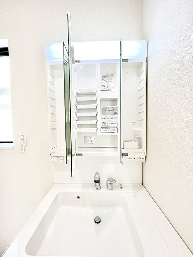 【その他設備(三面鏡裏収納)】三面鏡の裏に、化粧品や衛生用品などを収納可能。洗面台をすっきりと保ちます！