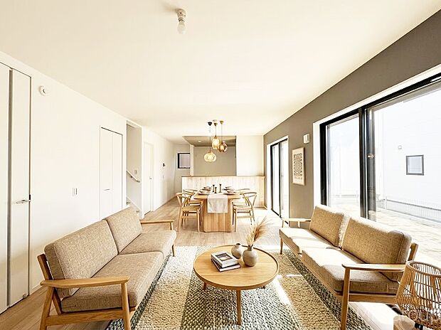 【リビング】落ち着いた雰囲気のＬＤＫは家族みんなの快適空間※家具はCGです