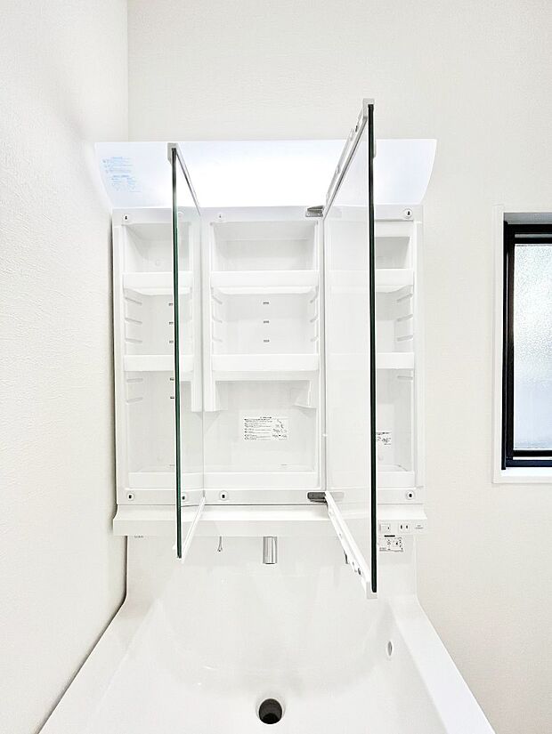 【その他設備(三面鏡裏収納)】三面鏡の裏に、化粧品や衛生用品などを収納可能。洗面台をすっきりと保ちます！