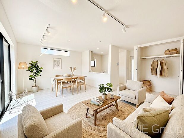 【リビング】リビング収納付き！18帖のLDKで家族みんなが快適！　※家具はCGです