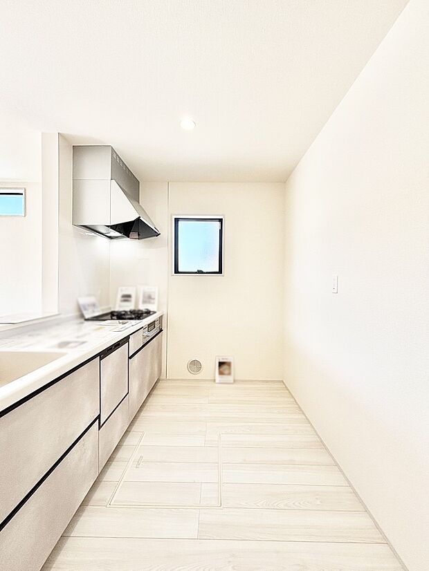 【キッチン】爽やかな風が通り抜けるキッチン。窓があるので明るく換気にも役立ちます。