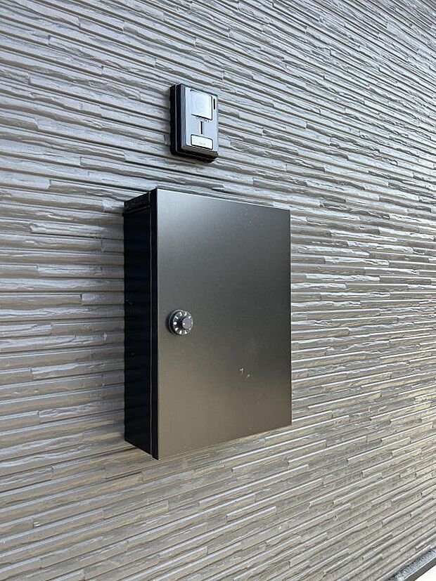 【その他現地】シンプルデザインのポスト。