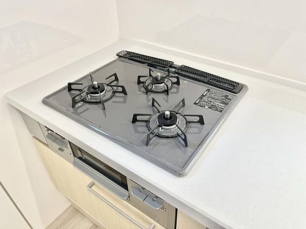 【その他設備(Siセンサーコンロ)】ガスコンロはSiセンサー搭載。火力調節や焦げ付き・消し忘れも防いでくれます。