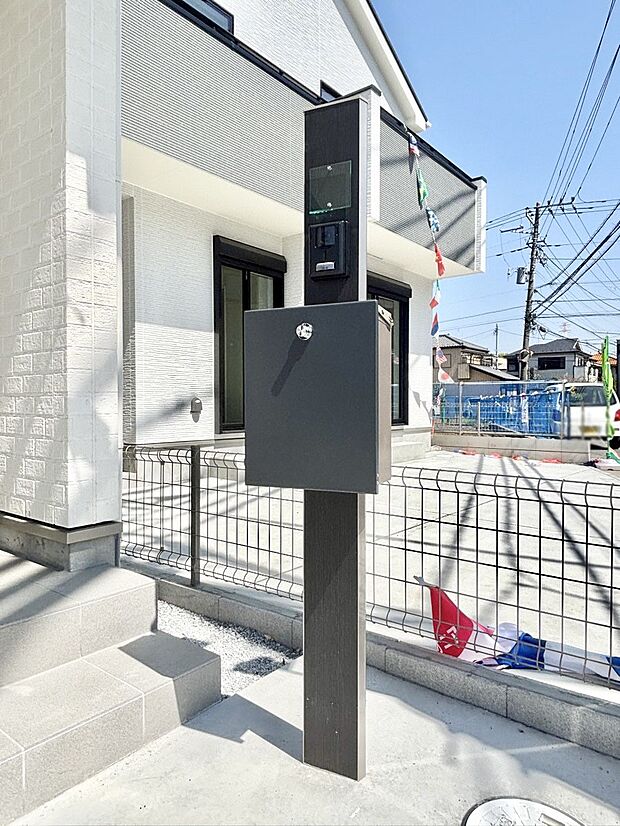 【その他現地】シンプルデザインのポスト。