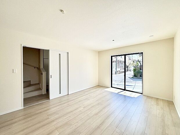 【ダイニング】家族の笑顔が自然と生まれてくる、そんな雰囲気のダイニングに仕上がっています。