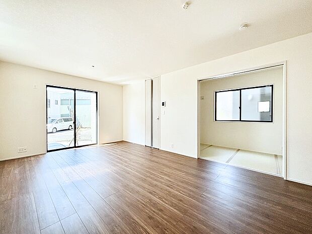 【ダイニング】隣接の和室を開放すればさらに広々空間に!