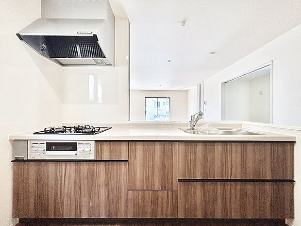 【キッチン】リビングを見渡せる人気のカウンターキッチン。 家族を見守りながら家事をすることができます。