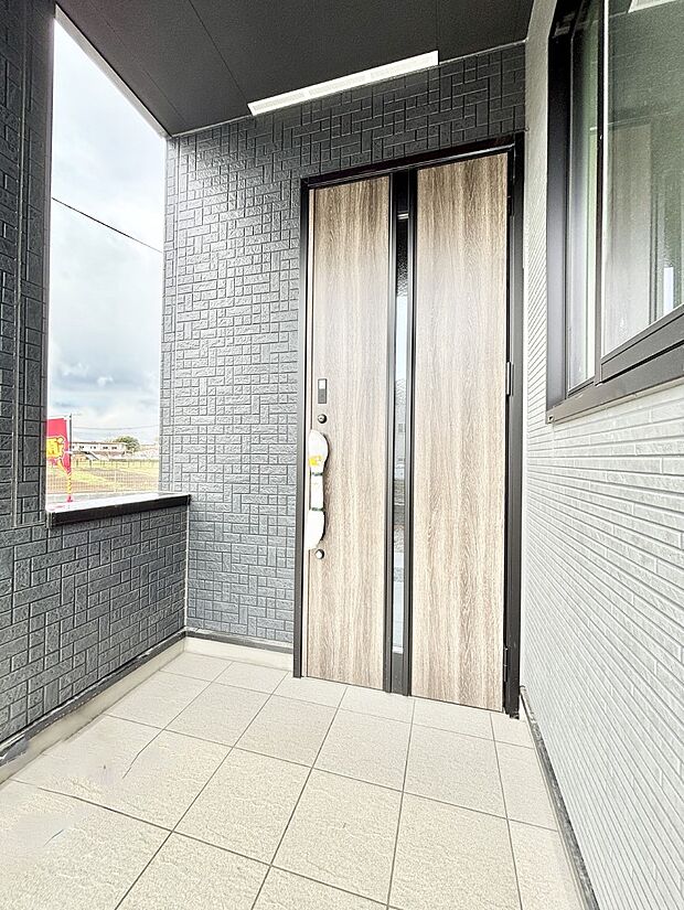 【玄関】大切な家族、来客を出迎える玄関。