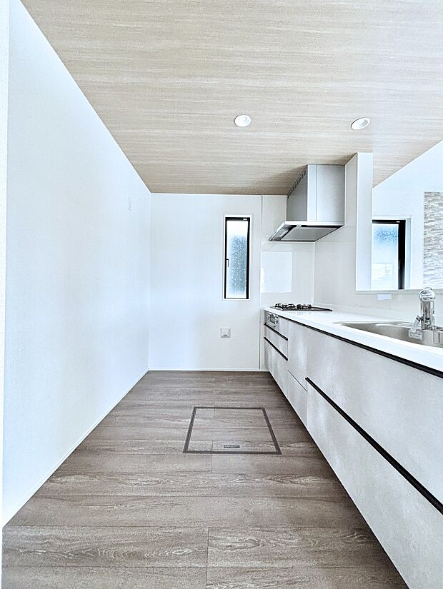 【ダイニングキッチン】料理をしながらでもご家族との会話を楽しめる対面キッチン