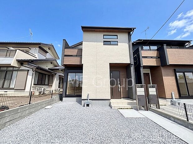 【現地外観写真】洗練された外観、上質な住空間が広がる室内は永く安心して過ごせる住居です。 