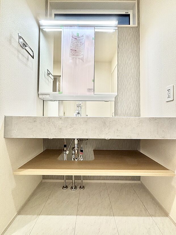 【洗面台・洗面所】大きく見やすい三面鏡で清潔感ある洗面台は、身だしなみチェックや肌のお手入れにおすすめです。