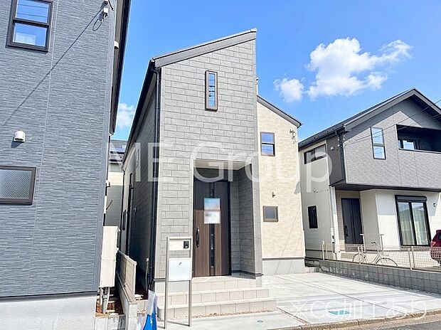 【現地外観写真】洗練された外観、上質な住空間が広がる室内は永く安心して過ごせる住居です。 