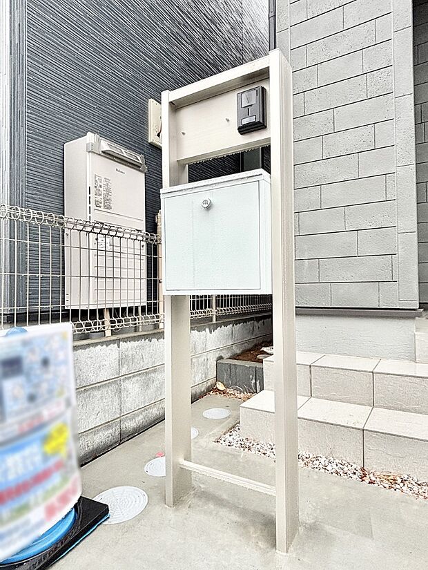 【その他現地】表札・インターホン・ポストをひとつに集約。エントランスになじむシンプルデザイン。