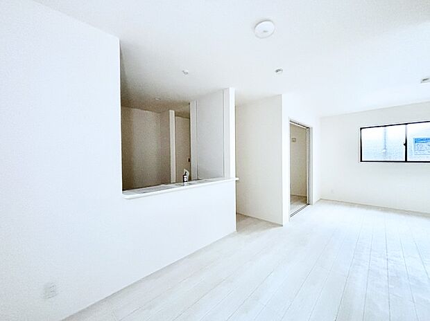 【リビングダイニング】家族団らんの時間も増えそうなくつろぎのリビングダイニング。