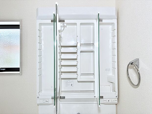 【その他設備(三面鏡裏収納)】三面鏡の裏に、化粧品や衛生用品などを収納可能。洗面台をすっきりと保ちます！