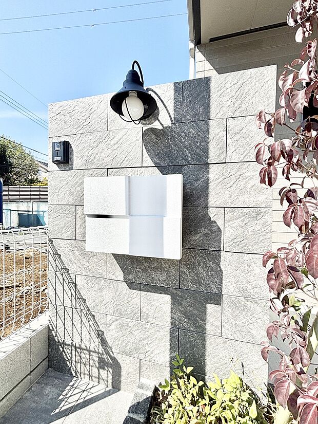 【その他現地】シンプルデザインのポスト。