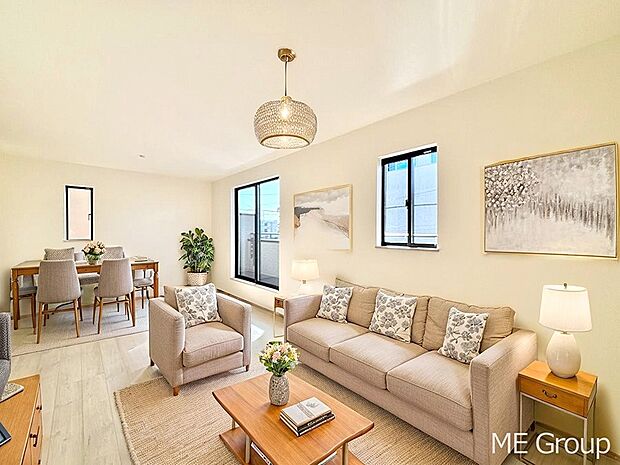 【リビング】ご家族の賑やかな話し声で包まれる明るいリビング ※家具はCGです