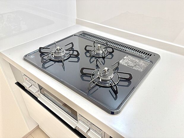 【その他設備(Siセンサーコンロ)】ガスコンロはSiセンサー搭載。火力調節や焦げ付き・消し忘れも防いでくれます。