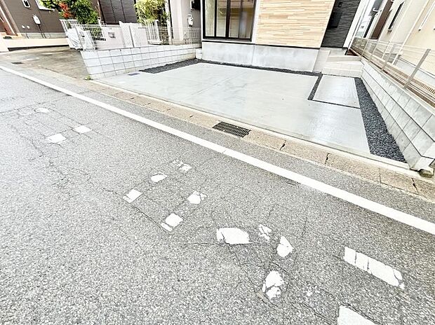 【駐車場】駐車2台可能!急なお客様の駐車に。また、ご家族の自転車スペースとしても大活躍。