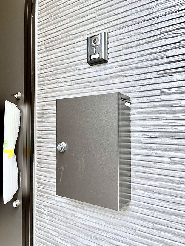 【その他現地】シンプルデザインのポスト。