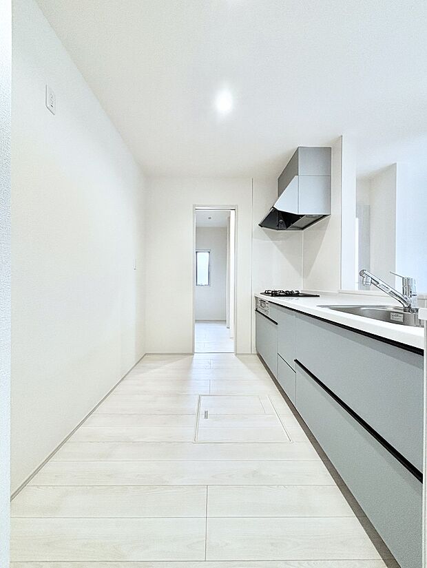 【ダイニングキッチン】爽やかな風が通り抜けるキッチン。窓があるので明るく換気にも役立ちます。