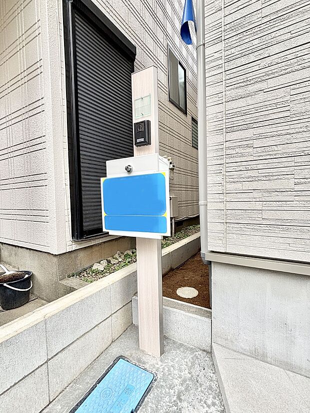 【その他現地】シンプルデザインのポスト。