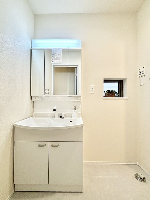 【洗面台・洗面所】大きく見やすい三面鏡で清潔感ある洗面台は、身だしなみチェックや肌のお手入れにおすすめです。