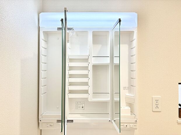 【その他設備(三面鏡裏収納)】三面鏡の裏に、化粧品や衛生用品などを収納可能。洗面台をすっきりと保ちます！