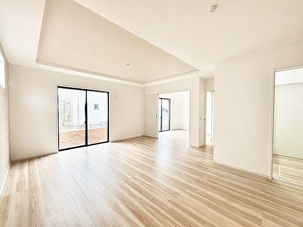 【リビングダイニング】18帖の広々リビング。隣接の洋室を開放すればさらに広々空間に。 